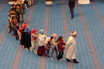 Çocuklara camiyi sevdirmek isteyen imamdan harika yöntem: 'Kutu kutu pense'