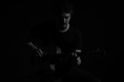 Emre Çakmakoğlu’ndan alternatif kulvarda rock esintili yeni şarkı: Yüzleş