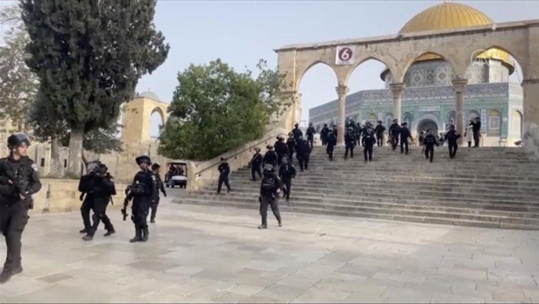 İsrail polisi Mescid-i Aksa'ya baskın düzenledi