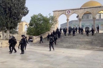 İsrail polisi Mescid-i Aksa'ya baskın düzenledi