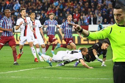 Trabzonspor - Beşiktaş maçında hakem skandalı! Zorbay Küçük  sezonu kapattı mı?