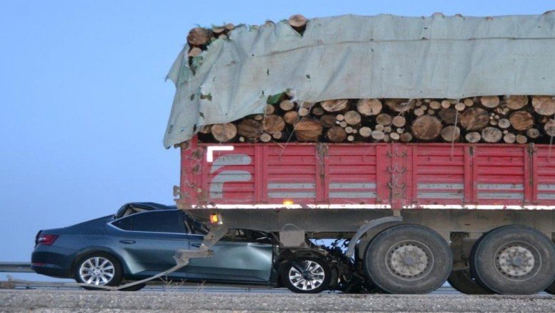 Otomobil TIR'ın altına girdi: Konya'da feci kaza