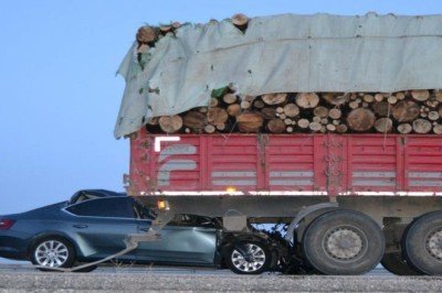 Otomobil TIR'ın altına girdi: Konya'da feci kaza
