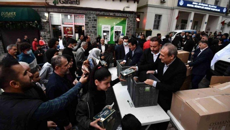 Başkan Dündar, esnaf ve vatandaşlara iftariyelik dağıttı