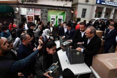 Başkan Dündar, esnaf ve vatandaşlara iftariyelik dağıttı