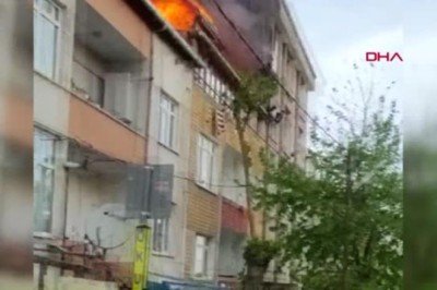 İSTANBUL ? ESENYURT'TA ALEV ALEV YANAN ÇATIYA BALKONUNDAN BAHÇE HORTUMU İLE MÜDAHALE ETMEYE ÇALIŞTI