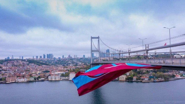 Şampiyon Trabzonspor'un bayrağı İstanbul Boğazı'nda!