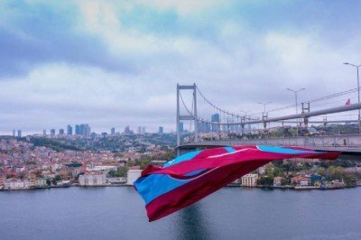 Şampiyon Trabzonspor'un bayrağı İstanbul Boğazı'nda!