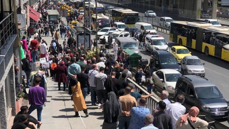 Şirinevler'de bayram öncesi ucuz baklava kuyruğu