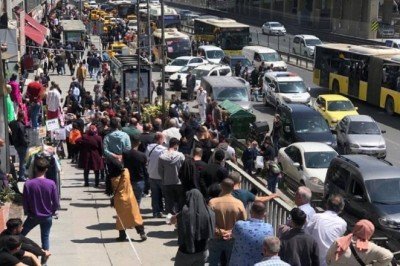 Şirinevler'de bayram öncesi ucuz baklava kuyruğu