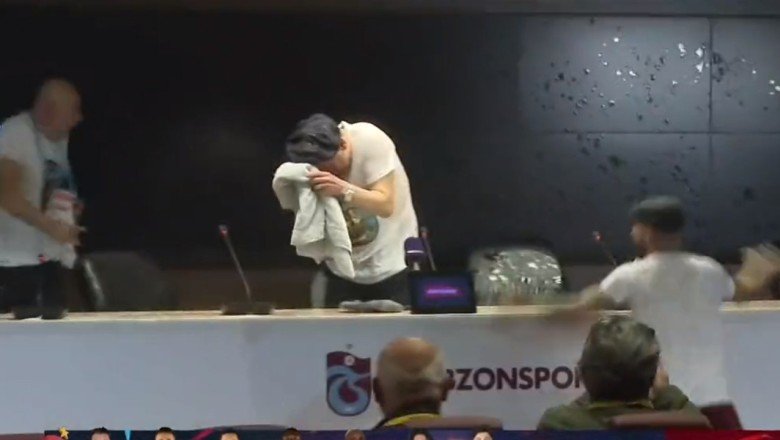 Trabzonsporlu futbolcular toplantıyı bastı