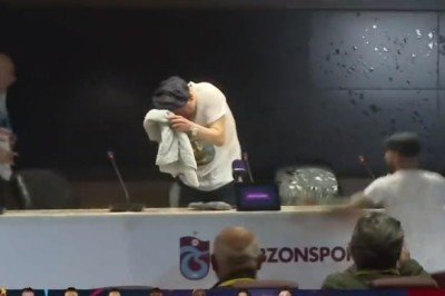 Trabzonsporlu futbolcular toplantıyı bastı