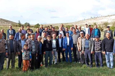 Vefat eden yakınları için bir araya gelip dua ettiler