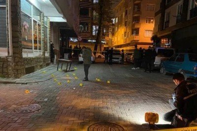 Zeytinburnu'nda sokak ortasında silahlı kavga: 3 yaralı