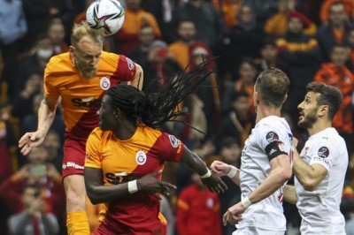 Galatasaray konuk ettiği Sivasspor'a 3-2 kaybetti
