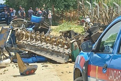 İzmir'de feci kaza! Trenle traktör çarpıştı 1 kişi hayatını kaybetti