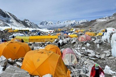 8 yıl önce felç geçiren adam koltuk değnekleriyle Everest'e tırmanacak
