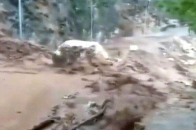 Kayseri'de heyelan oldu dev kaya parçaları ulaşımı yolu kapadı