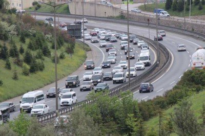 Ramazan Bayramı dönüş trafiği başladı TEM'de kuyruklar uzadı