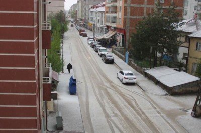 Sivas’ta yağış etkili oldu kent sokakları beyaza büründü