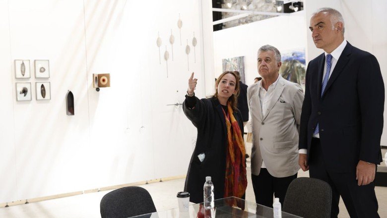 Ön izleme sergisini gezdi