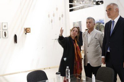 Ön izleme sergisini gezdi