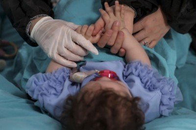 'Acil bebek 1'e hemşirelerden anne şefkati