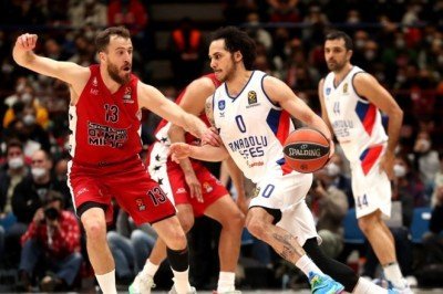 Euroleague play-off: Anadolu Efes-Olimpia Milano serisi 1-1 oldu, üçüncü maç istanbul'da