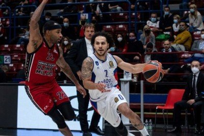 Euroleague play-off: Anadolu Efes seride 1-0 öne geçti