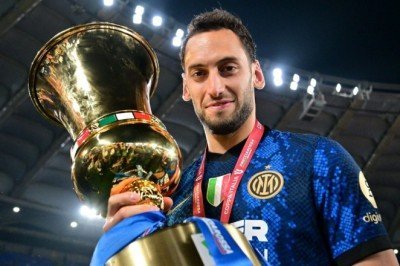 Hakan Çalhanoğlu'nun ilk İtalya Kupası zaferi
