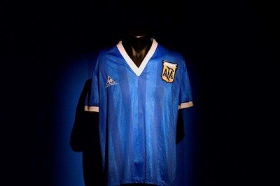 Maradona'nın 'Tanrının eli' forması 7,1 milyon sterline satıldı