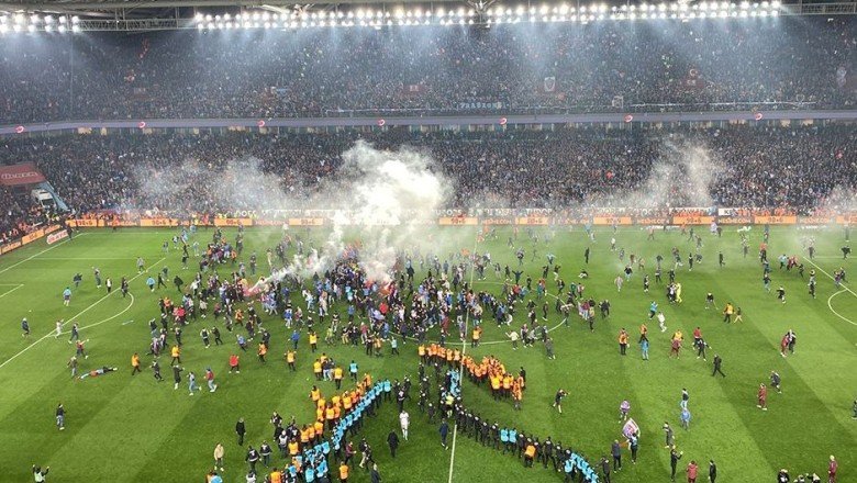 Trabzon'da maç bitmeden taraftarlar sahaya indi!