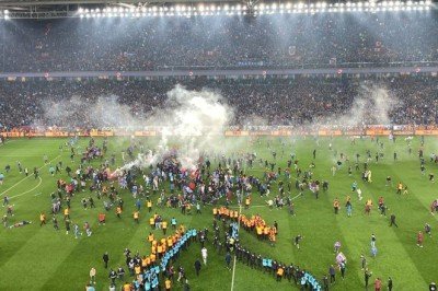 Trabzon'da maç bitmeden taraftarlar sahaya indi!