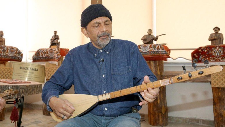 Amerikalı müzisyen, halk ozanlarının eserlerini İngilizce yorumluyor