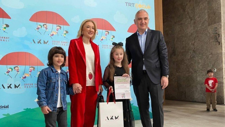 Bakan Ersoy AKM'de çocuk festivaline katıldı