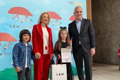 Bakan Ersoy AKM'de çocuk festivaline katıldı