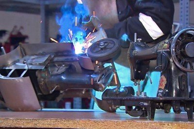 Eski dikiş makinelerinden model araç üretiyor