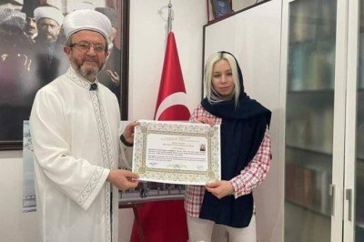 Ezan sesinden etkilenen Ukraynalı kadın Müslüman oldu
