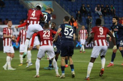 Sivasspor geriden gelerek küme düşen Rizespor'u mağlup etti