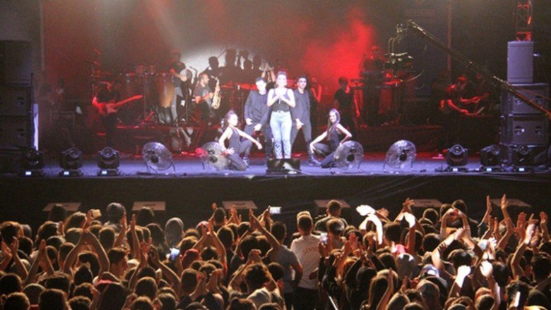 Sultangazi'de İrem Derici konserinde kavga çıktı, konser yarıda kaldı