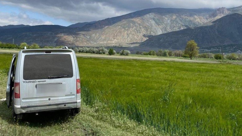 Tarlaya kaçan araç içerisinde yakalandılar!