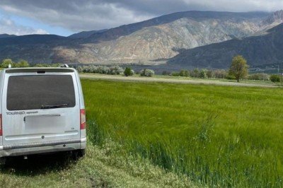 Tarlaya kaçan araç içerisinde yakalandılar!