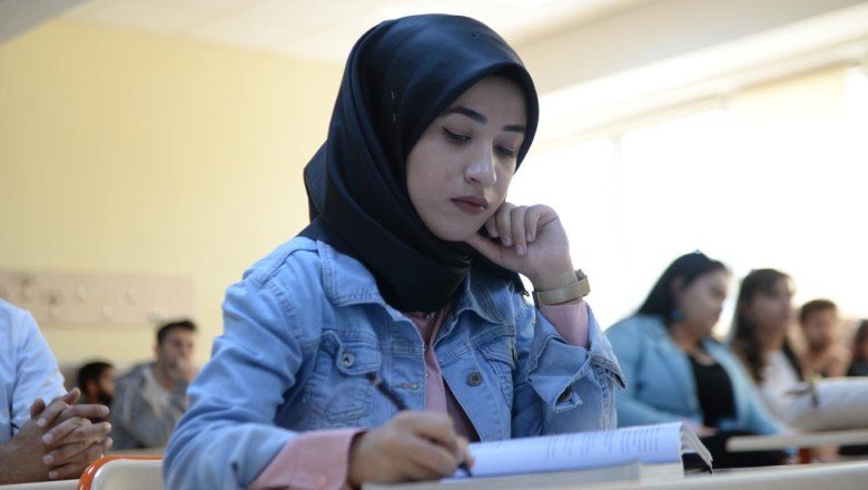 Dudak okuyarak sessiz dünyasından sıyrılan genç öğretmenliği hedefliyor