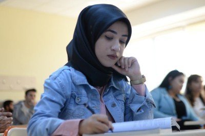 Dudak okuyarak sessiz dünyasından sıyrılan genç öğretmenliği hedefliyor