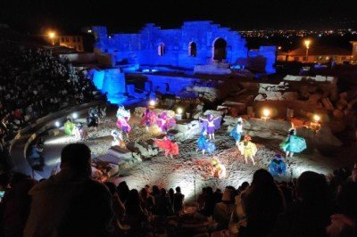 Antik kent tiyatrosu 2 bin yıl sonra seyirci ile buluştu