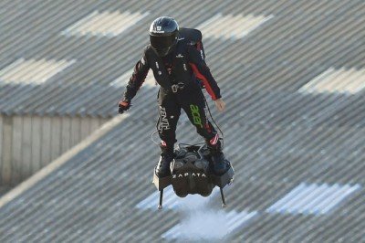 Uçan Adam lakaplı Zapata, jet motorlu aracıyla göle düşerek yaralandı