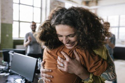 Sarılmak kadınları rahatlatıyor