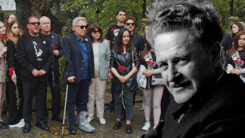 Nâzım, Moskova'da yağmur altında şiirleriyle anıldı: İşte, yaşamaya devam ediyor...