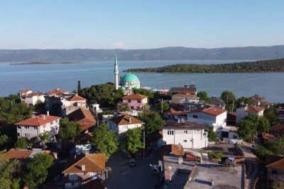 Eskikaraağaçta Adem amca ve Yaren leylek bereketi