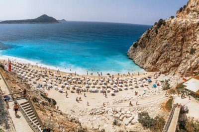 Otomobil mi uçak mı; yoksa evde mi kalmalı? Bu sene yurtiçi tatile sadece yol parasına ne kadar harcanacak?